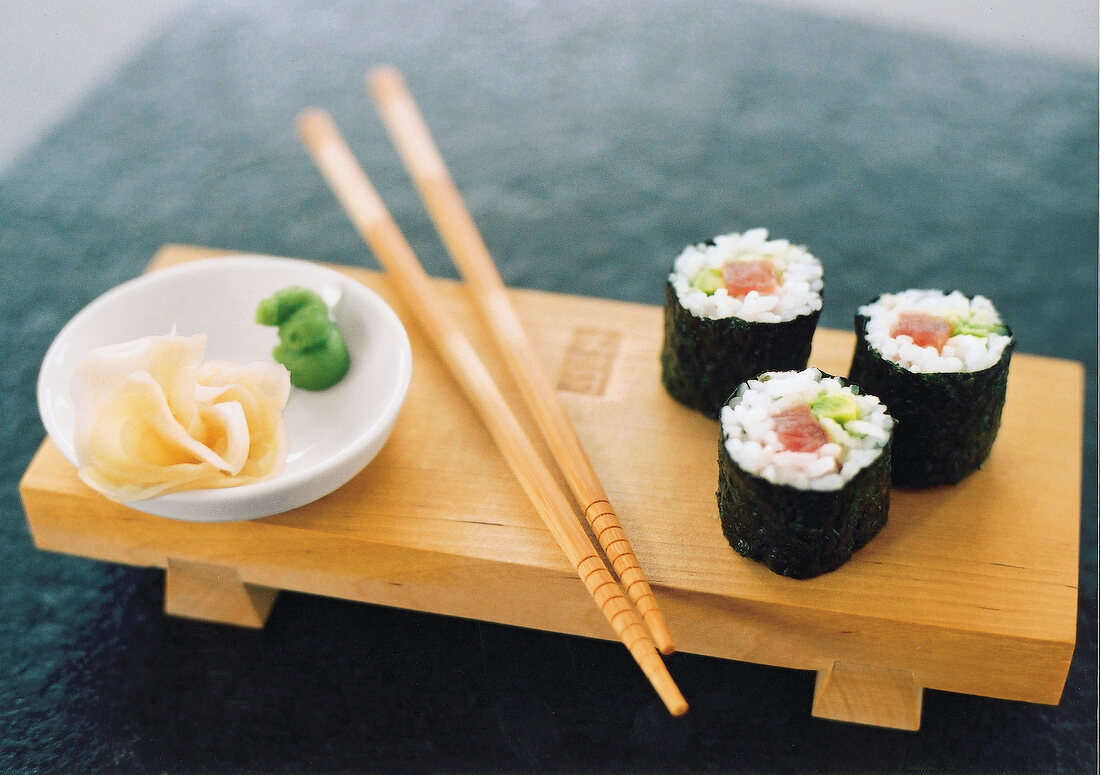 Asia-Häppchen, Sushi mit Avocado und Thunfisch, Wasabi