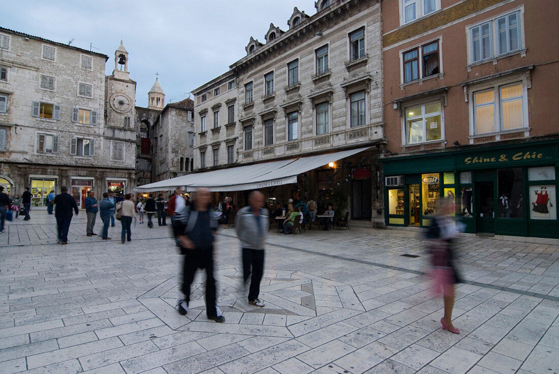 Marktplatz in Split, Menschen, Gebäude, Bewegungsunschärfe