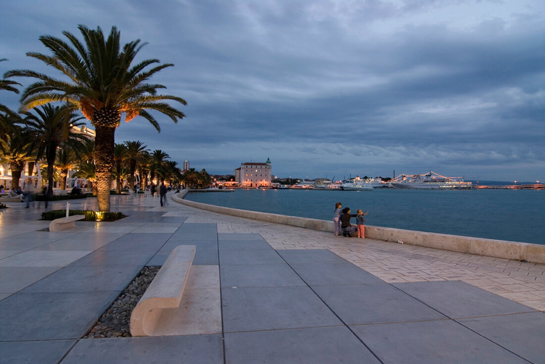 Promenade in Split, beleuchtet, Palmen, Menschen, Meer, abends