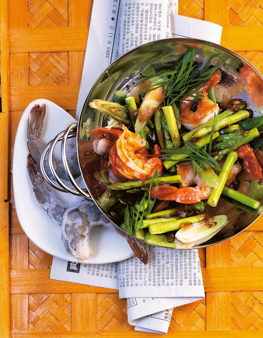 Wok, Gebratener Thai-Spragel mit Garnelen und Frühlingszwiebeln