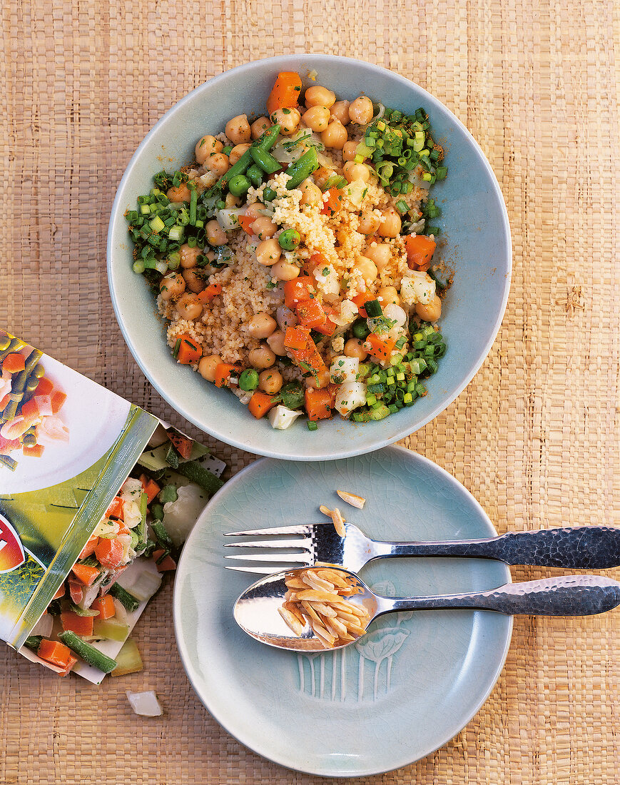 Wok, Gemüse-Couscous mit Kichererbsen, grüne Bohnen, Möhren