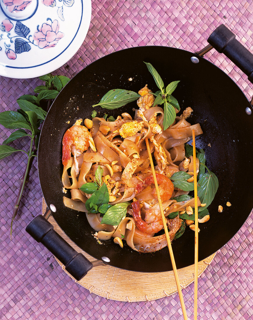 Wok, Gebratene Nudeln mit Garnelen und Thai-Basilikum