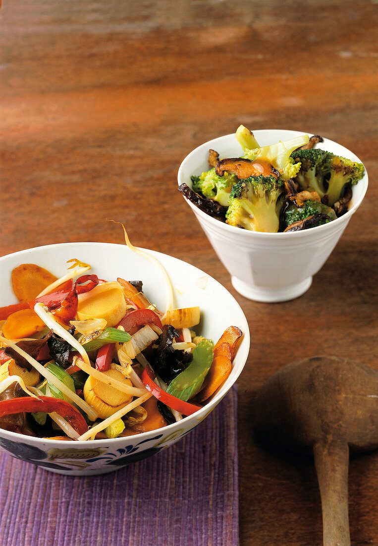 Sweet and sour broccoli and stir-fried peppers and bean sprouts in bowls