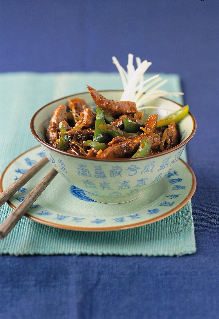 Stir-fried beef with oyster sauce, peppers and leek
