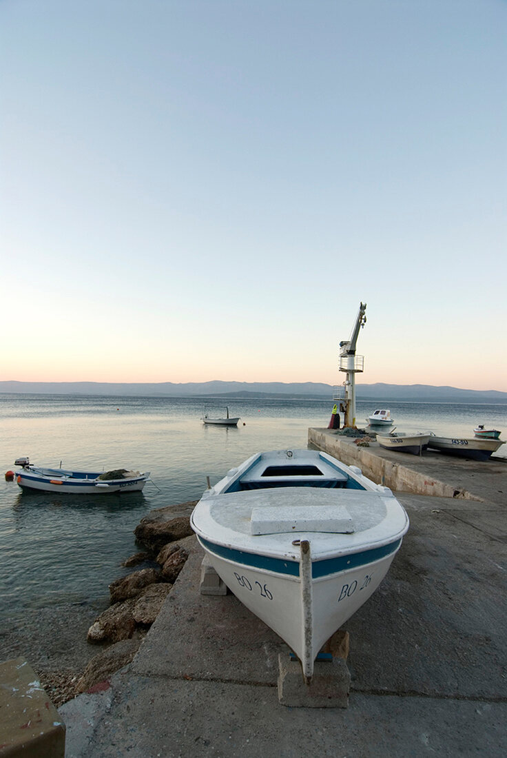 Boot an Land, Blick aufs Meer, Boote im Wasser, Stille, Idylle