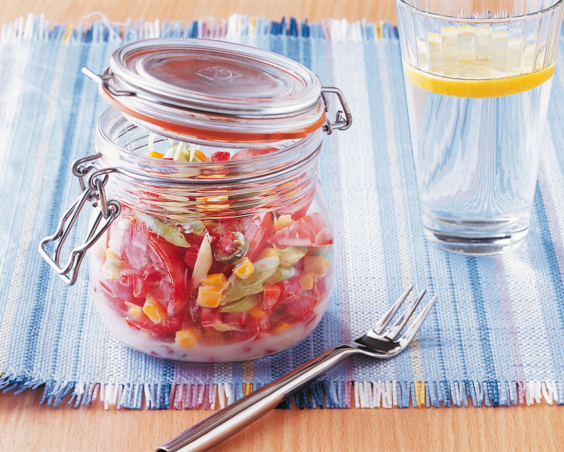 Nudeldiät, Salat in Einweck- glas, Glas, Gabel