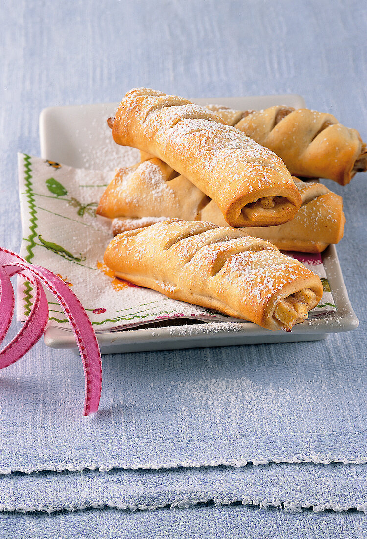 Backen, 4 Birnen-Walnuss-Röllchen mit Puderzucker