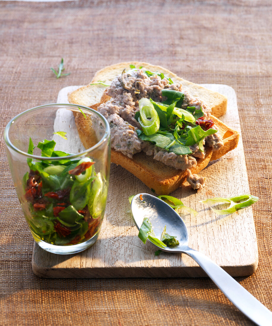 Crostini, Thunfisch-Crostini mit Kräutersalat, Glas, Löffel