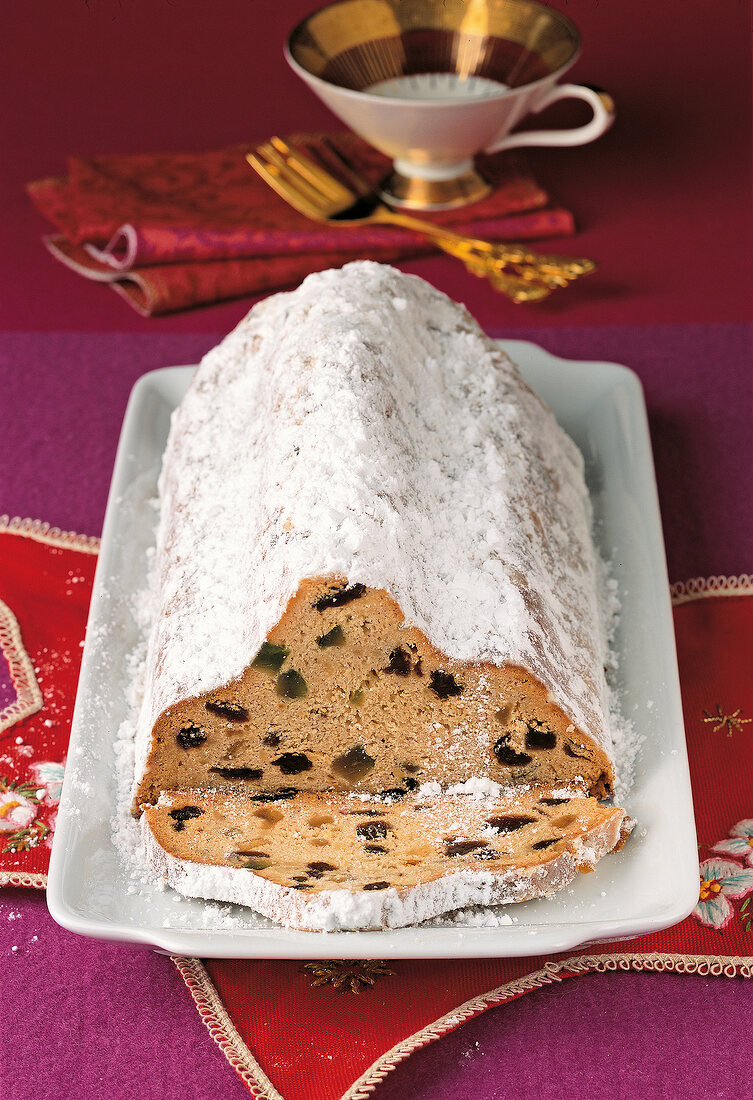 Backen, Stollen , angeschnitten, Puderzucker