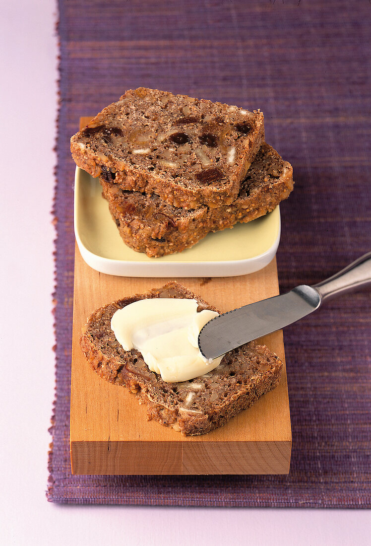 Backen, 3 Scheiben Früchtebrot , 1 Scheibe mit Butter bestrichen