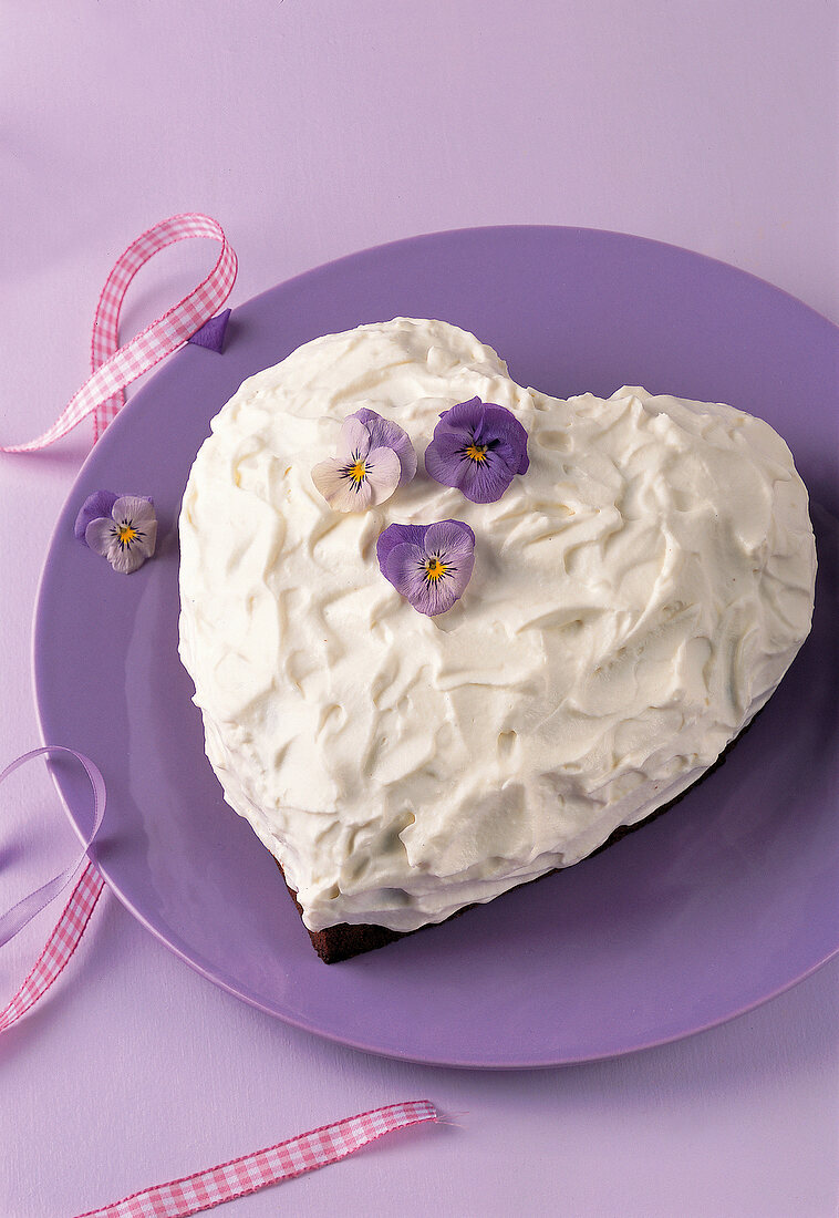 Backen, Kuchen in Herzform m. Joghurtcreme, dekoriert mit Blüten