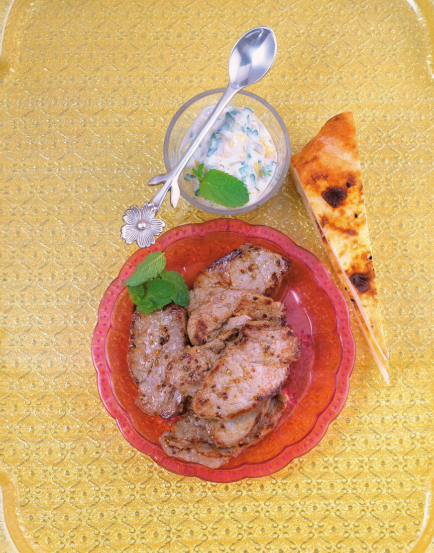 Kochen, Filetteller mit Pfirsich-Minze-Raita, Stück Fladenbrot