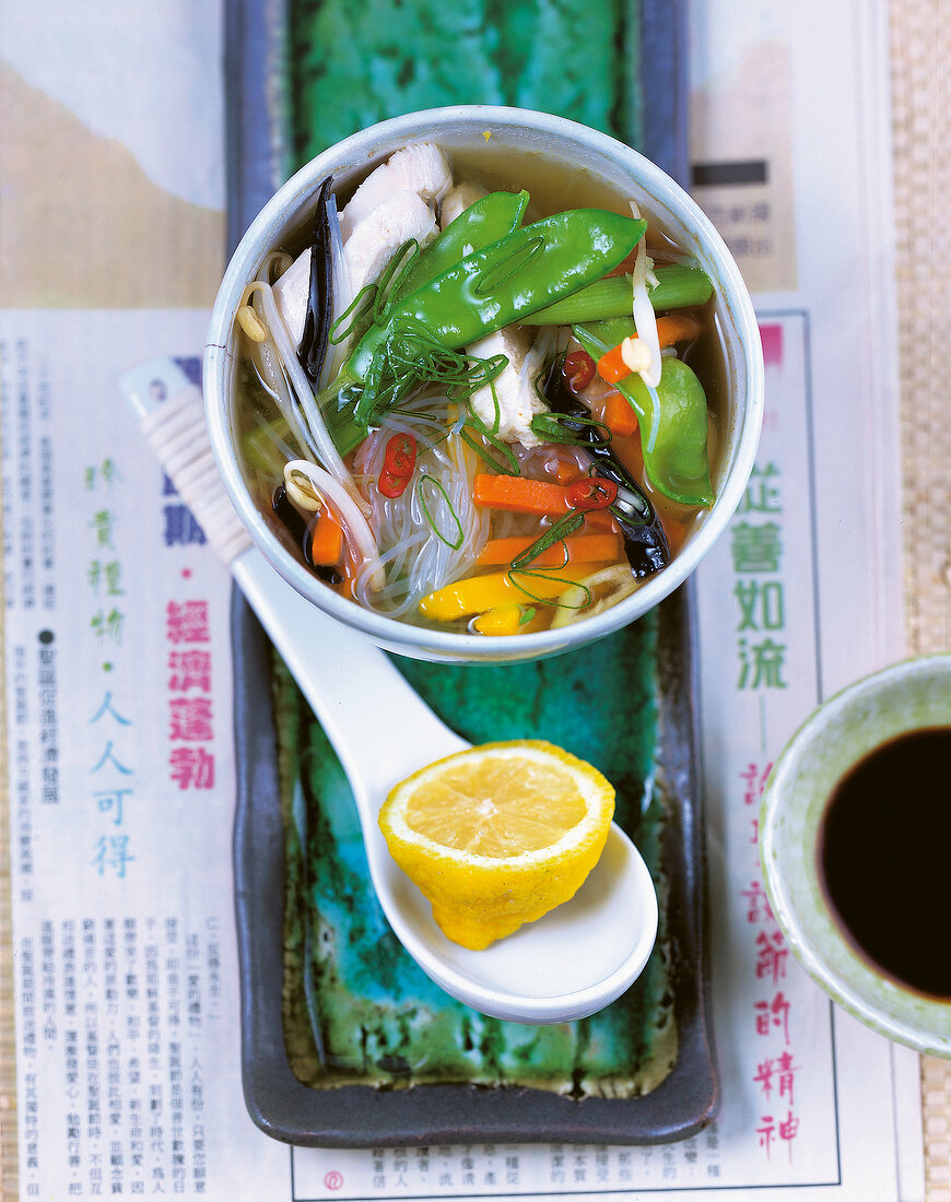 Kochen, chinesische Hühner- suppe, Löffel, Zitrone