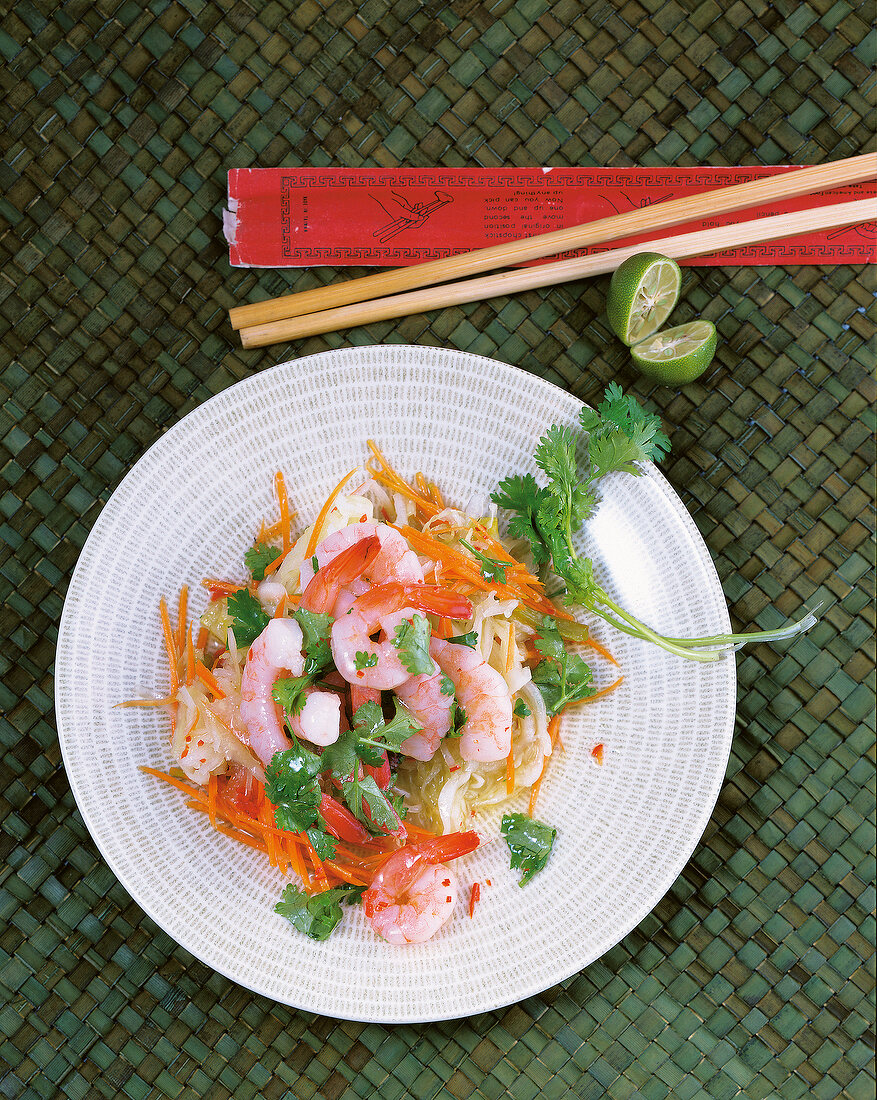 Kochen, Asia-Salat mit Koriandergarnelen, Stäbchen