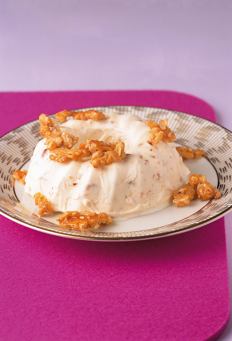 Backen, Walnuss-Eisgugelhupf mit karamellisierten Nüssen