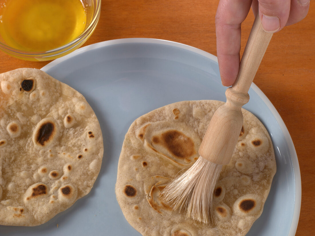 Saucen & Dips, Chapati, Step 3 : Fladenbrote mit Ghee bepinseln