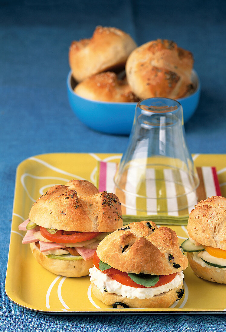 Backen, Brötchen mit Frischkäse, Tomate, Olive, Schinken