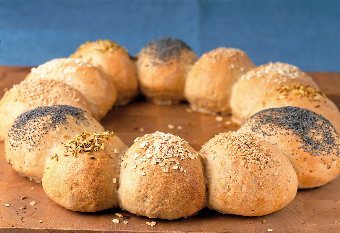 Backen, Brötchenkranz m. Sesam , Mohn, Haferflocken, Kümmel