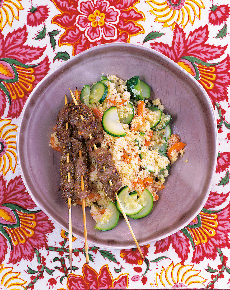 Kochen, Gemüse-Couscous mit Lammspießchen, Tischdecke geblümt