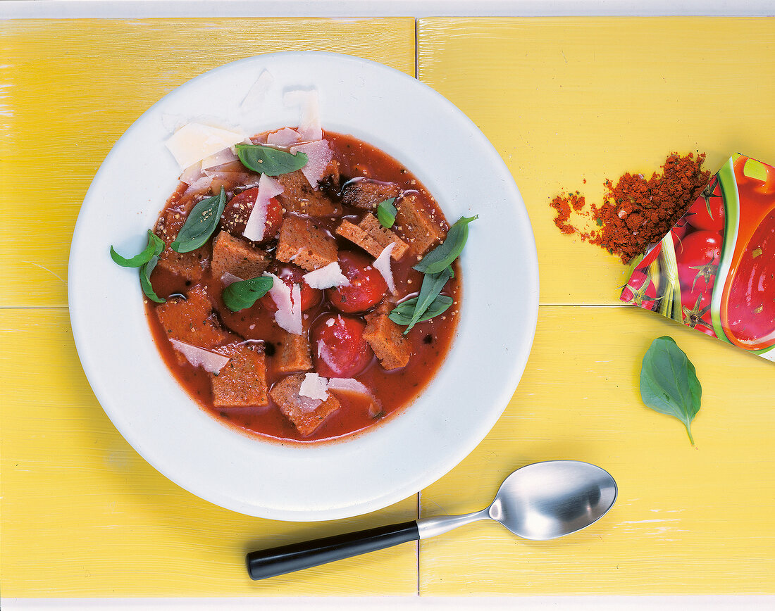 Kochen, Tomatensuppe Bella Italia, Brotstücke, Basilikum