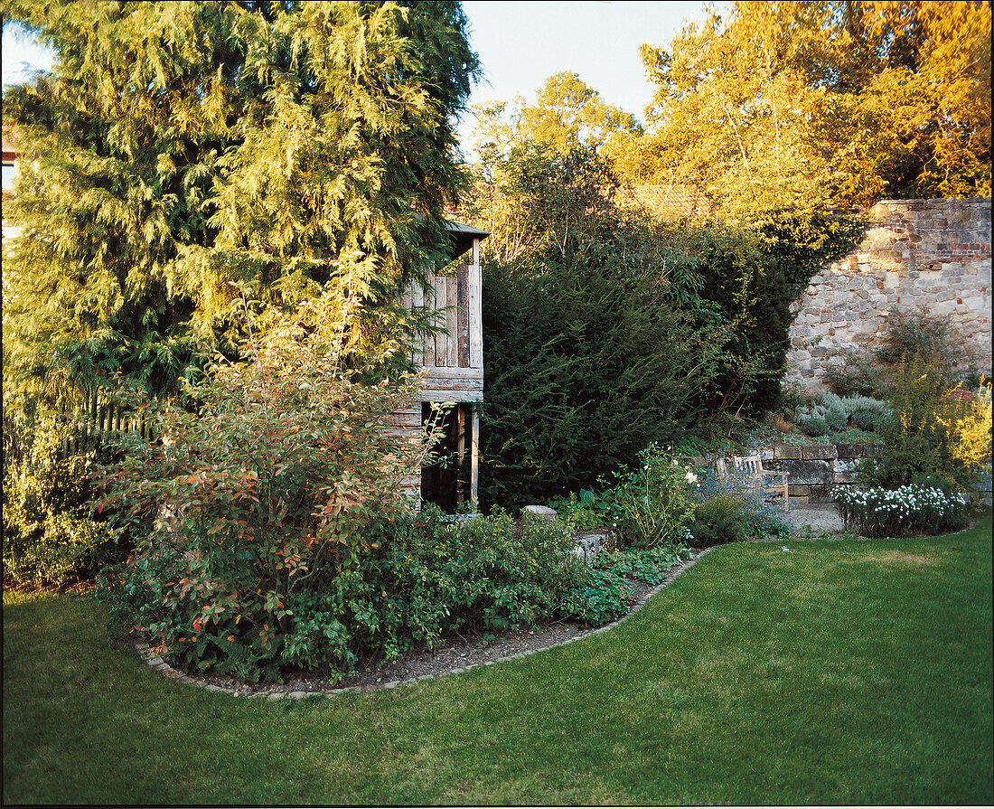 Gartenanlage mit Spielhütte 