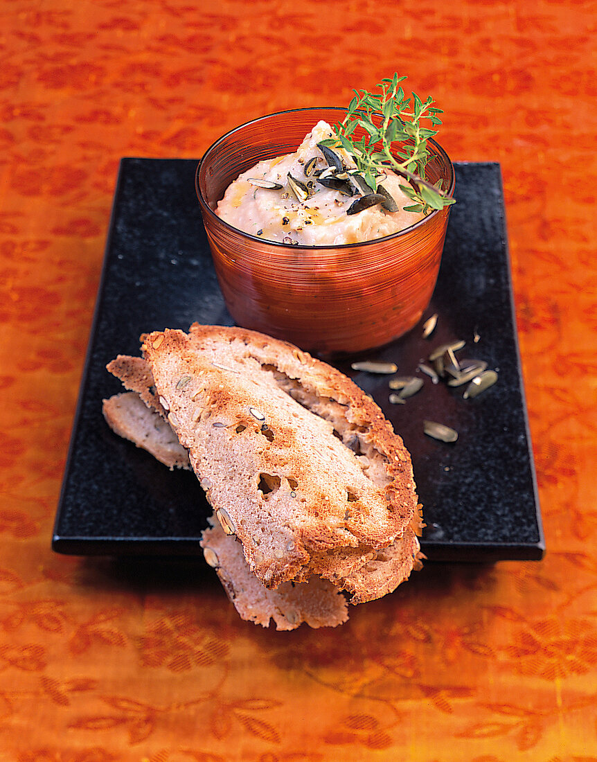 Vegetarisch, Bohnencreme mit Röstbrot, Brett schwarz