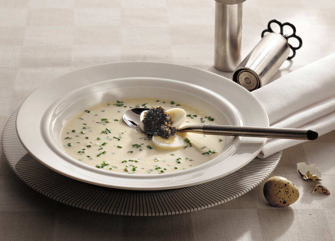 Suppen, Feine Kartoffelsuppe m it Wachteleiern, Kaviar und Kräuter