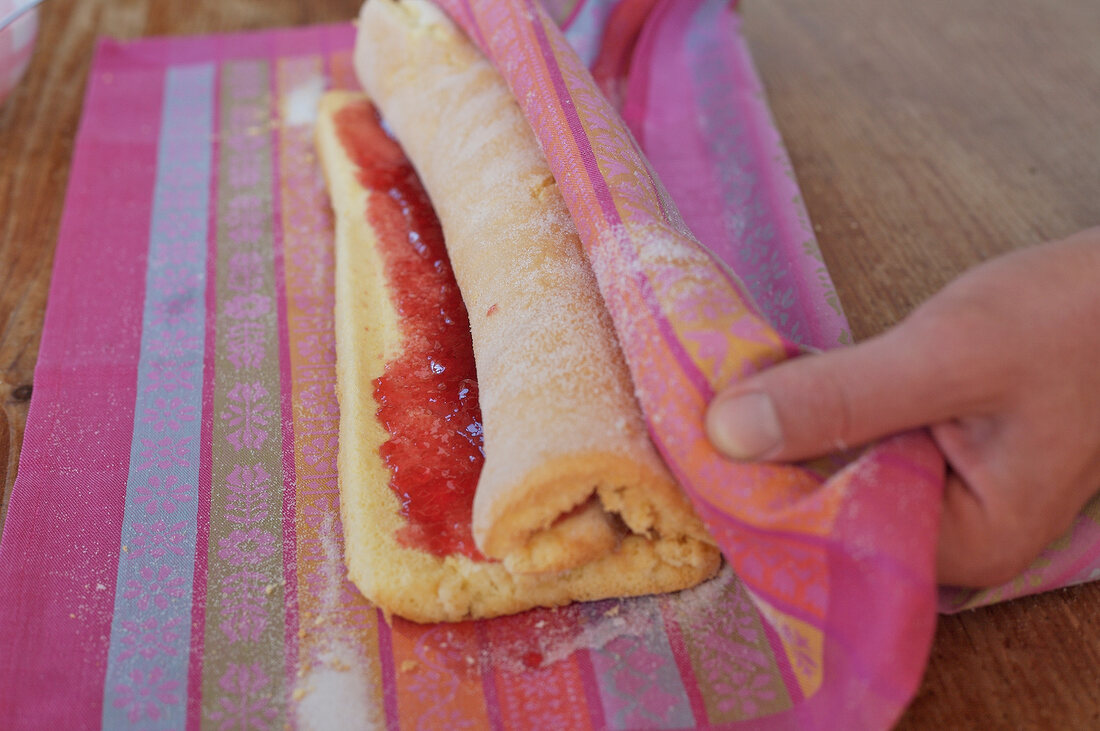 Backen, Biskuitrollen: Teig mit Tuch aufrollen, Step 4