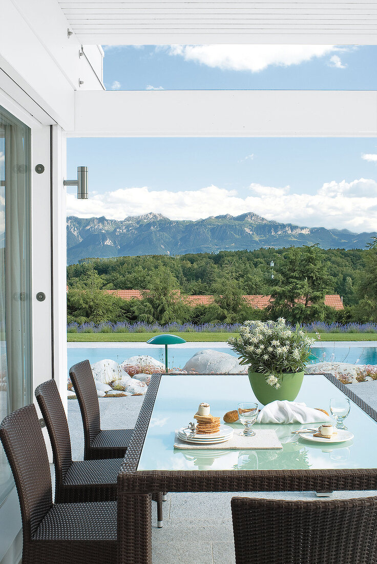 Essplatz mit Aussicht auf Pool und Walliser Berge, Glasfront
