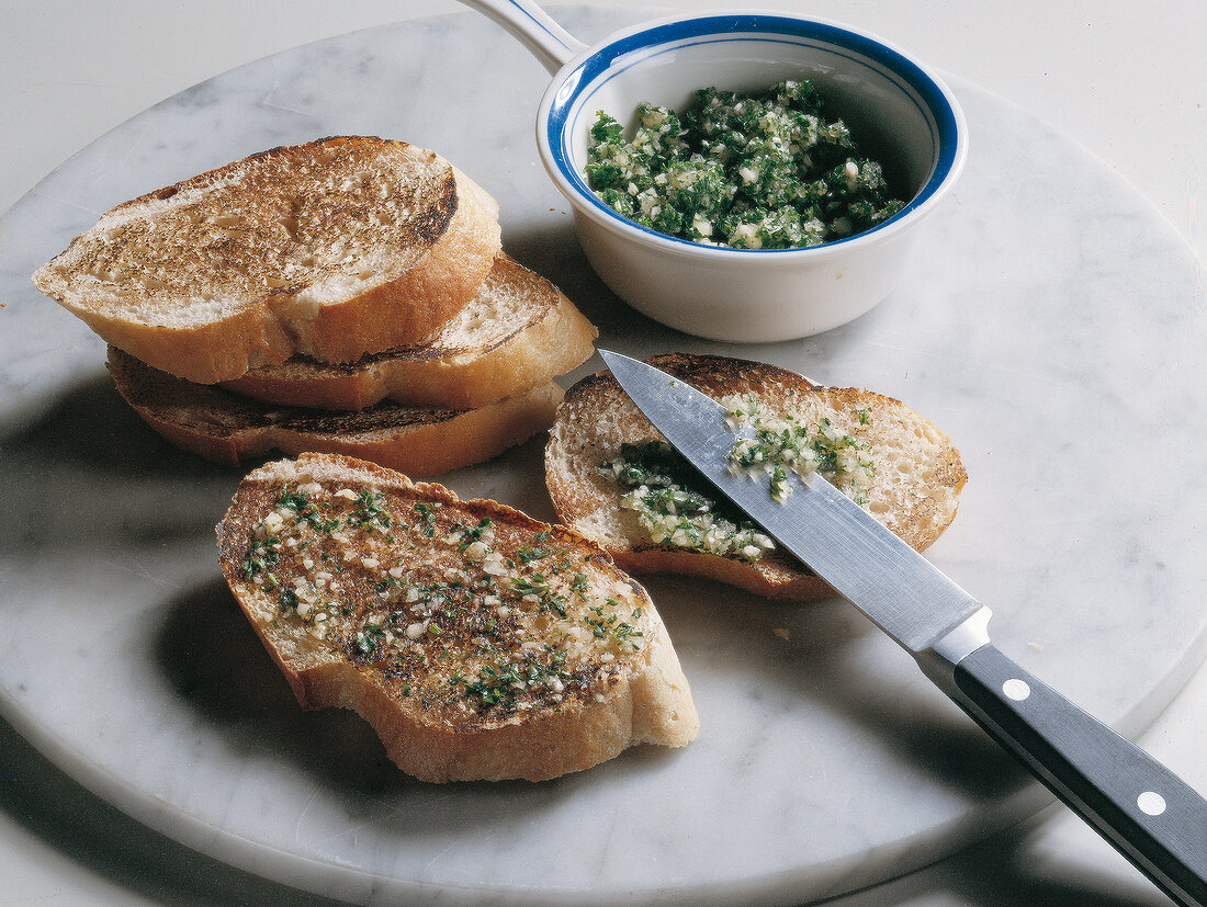 Suppen, Geröstete Weißbrotsche iben mit Knoblauch-Petersilien-Dip