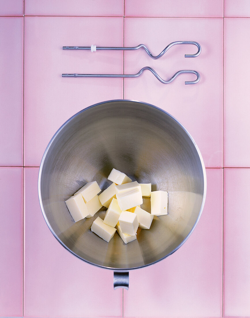 Backen, Stücke Butter in einer Schüssel, Knethaken