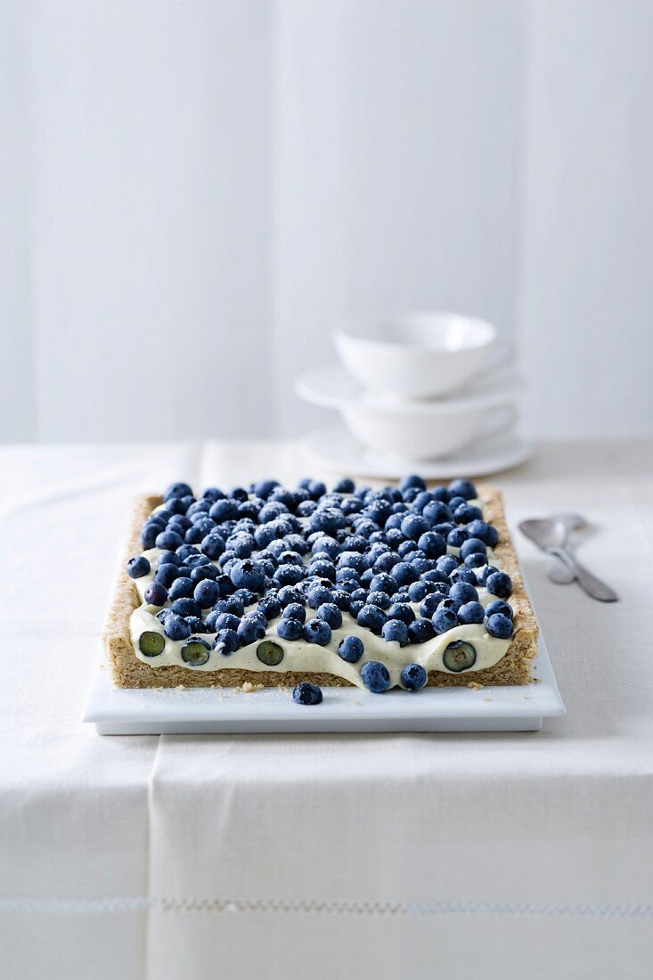 Blueberry tart with white chocolate cream