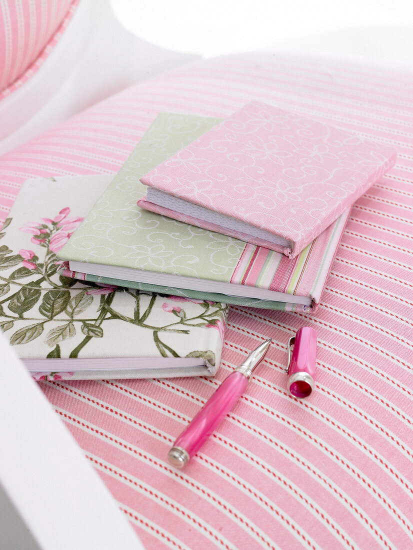 3 kleine Bücher in Stoff eingeschlagen, Blumenmuster, pinker Stift