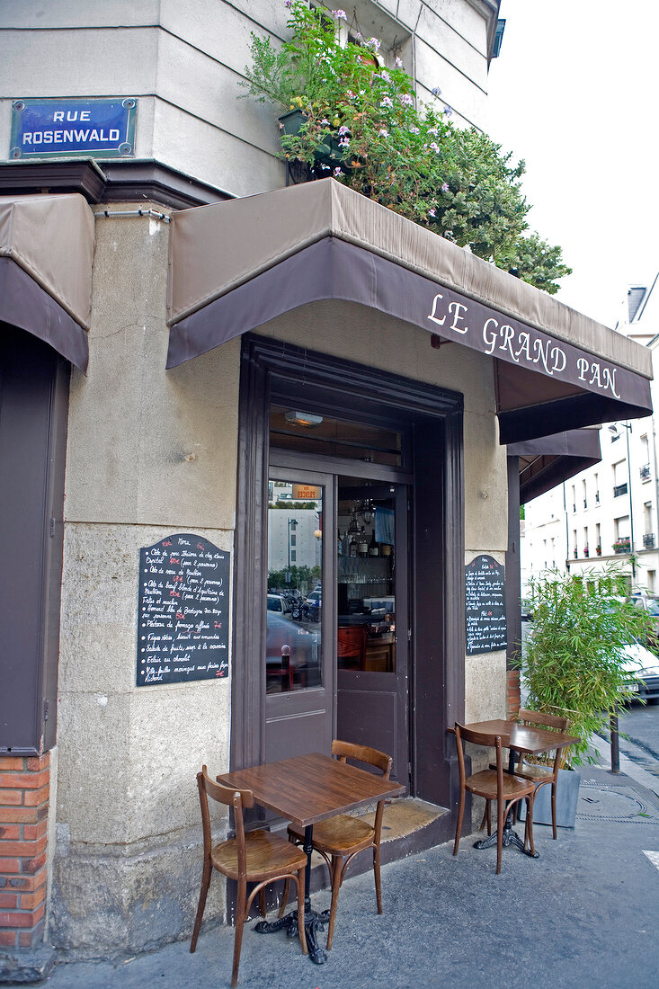 Eingang des Bistro "Le Grand Pan", 2 Tische, 4 Stühle, Speisekarten