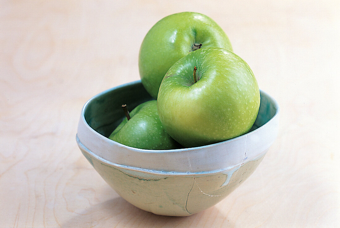 Close-up of green apples in bowl