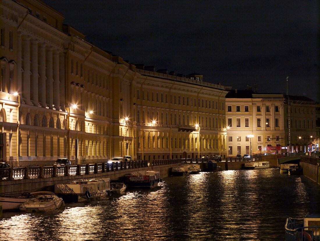 Blick auf Hausfassaden, Boote im Wasser, bei Nacht, beleuchtet