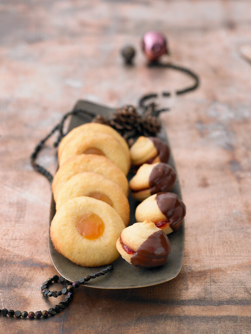 Husaren-Krapferl mit Aprikosenkonfi- türe, 4 Linzerkekse mit Schokoguss