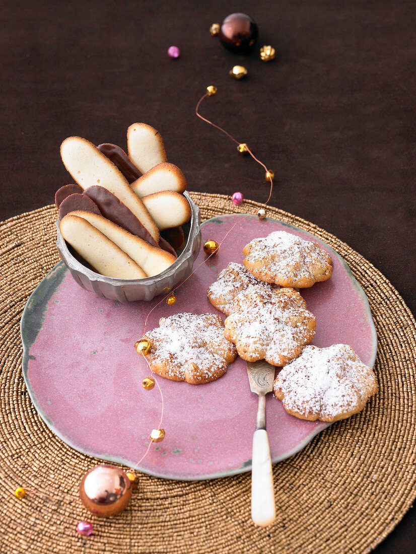 Butterkekse mit Schokoladenglasur, Nuss-Vanille-Gebäck mit Puderzucker