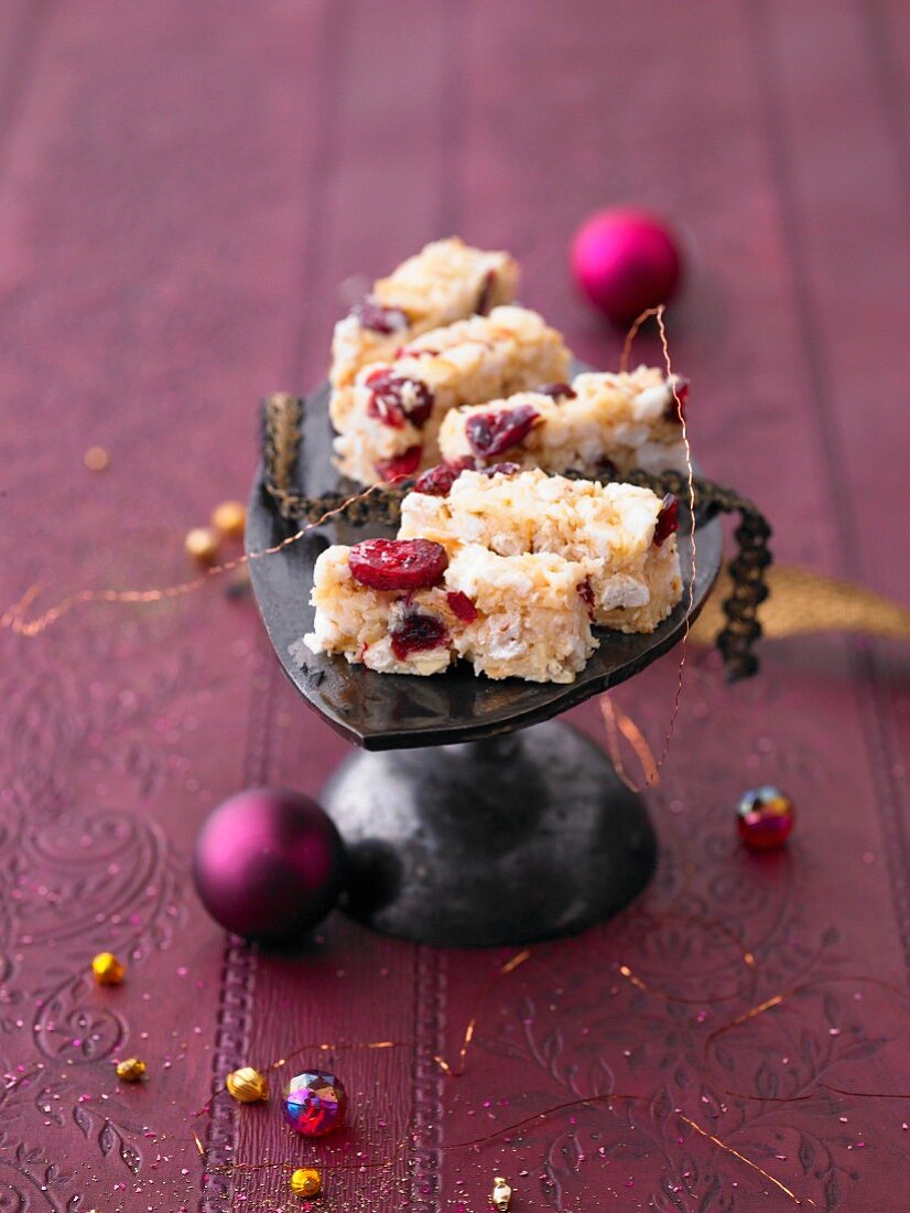 Blondies with cranberries, almonds and puffed rice