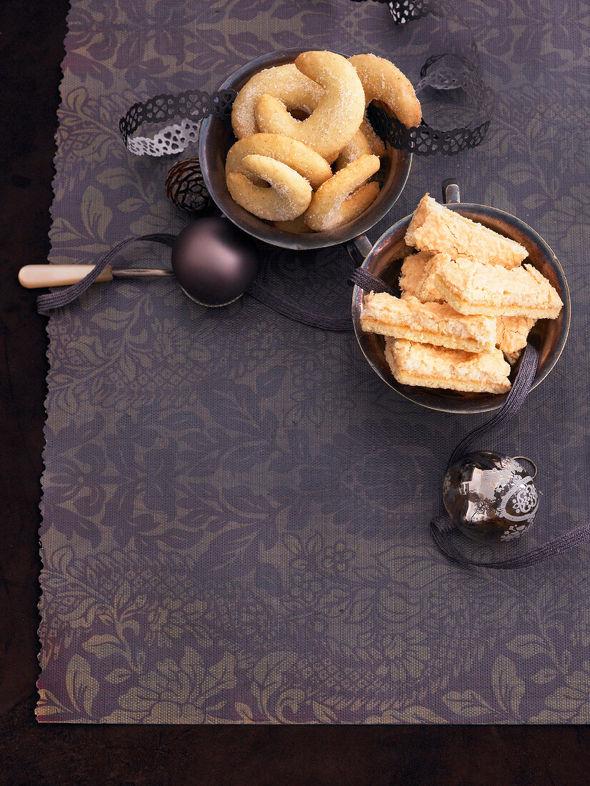 Vanilla and coconut slices in bowls