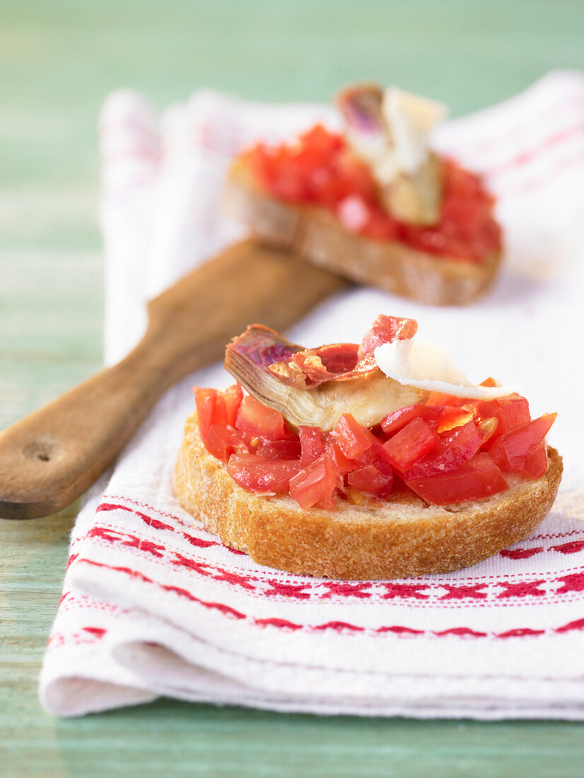 Close-up of toasted bread with tomatoes and artichoke