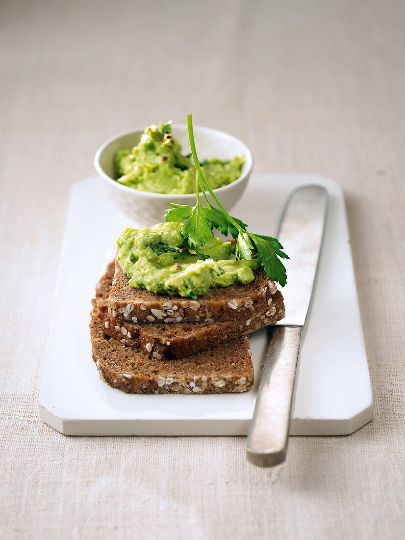 Vollkornbrotscheiben mit Avocado-Dip Petersilie