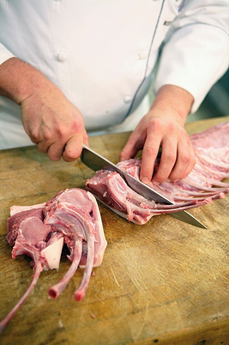 Schweinekotelettstrang in Stücke schneiden