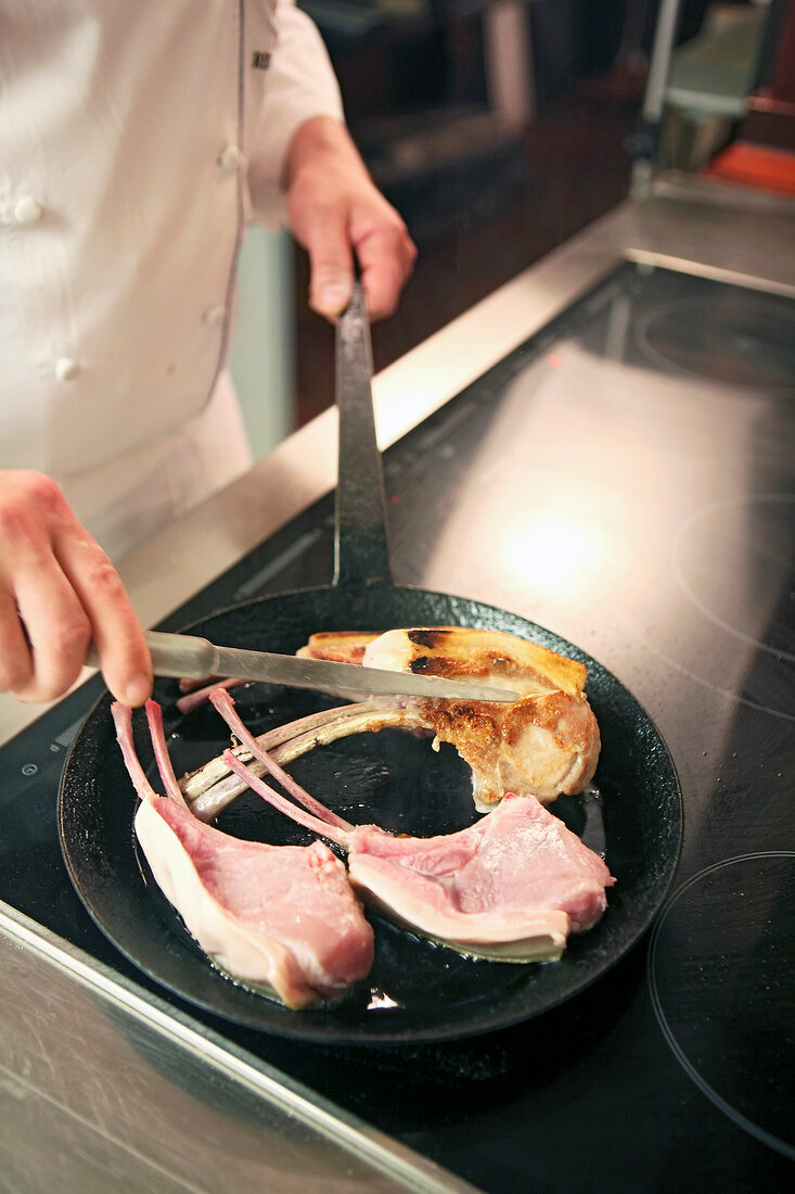 Schweinekoteletts Step 2: Koteletts in Pfanne anbraten
