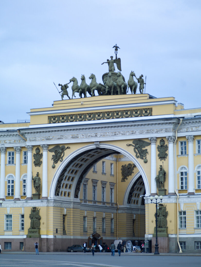Generalstab in St. Petersburg, Bogen eingang, Menschen.