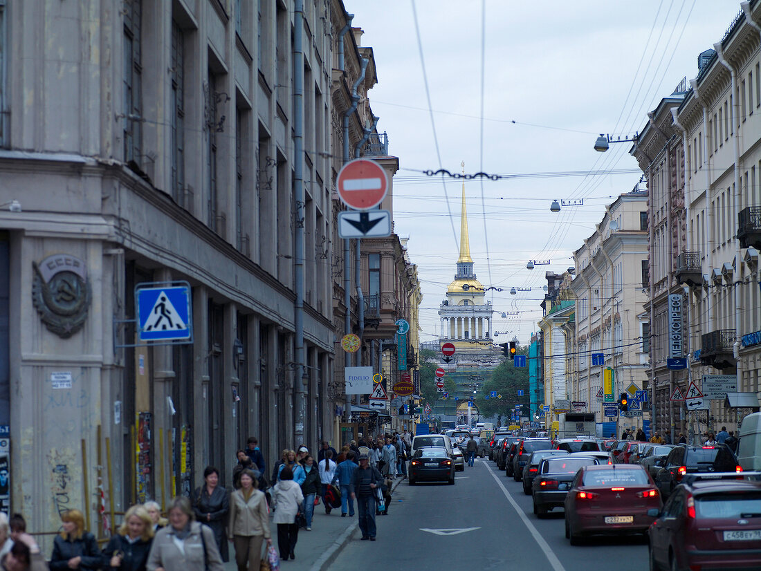 Straßenszene in St. Petersburg, Menschen, Verkehr.