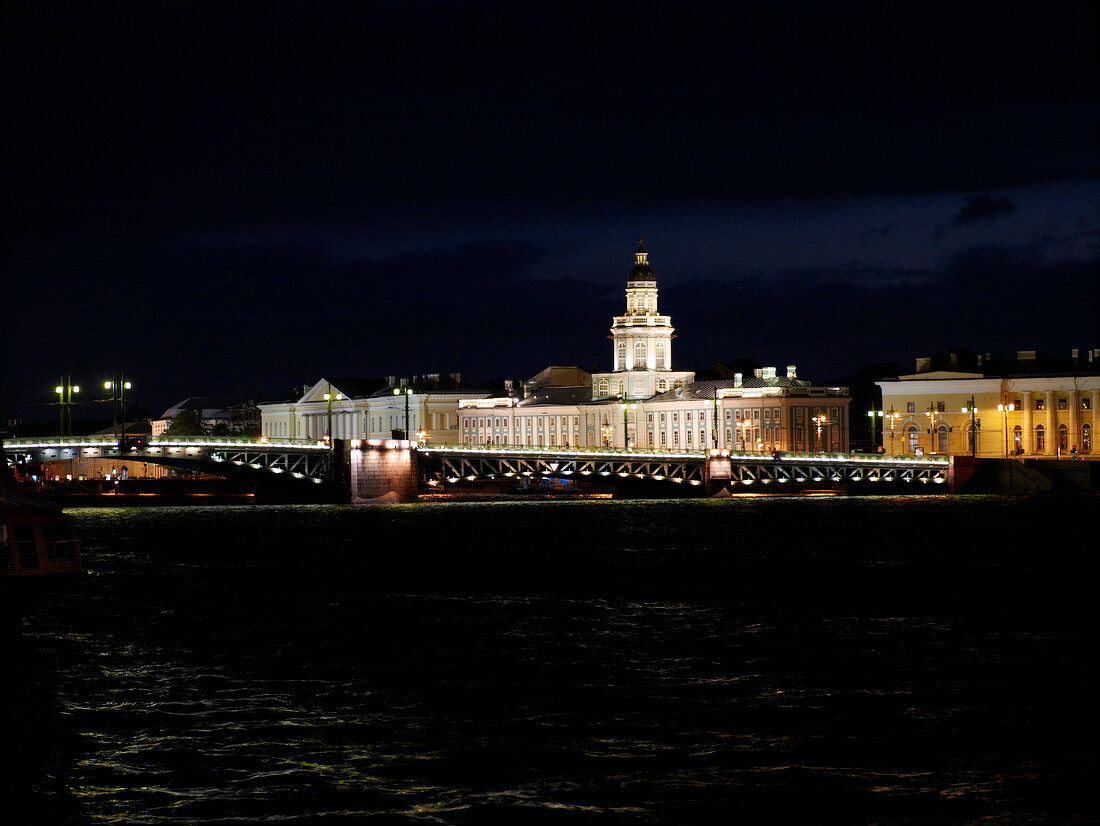 Kunstkammer in St. Petersburg bei Nacht, beleuchtet.