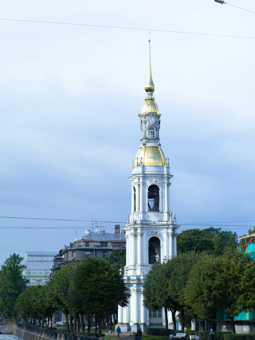 Turm der Nikolaus-Marine-Kathedrale in St. Petersburg.