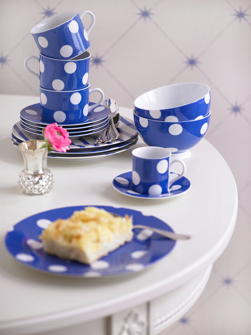 Kaffeservice auf Tisch, blau-weiss gepunktet