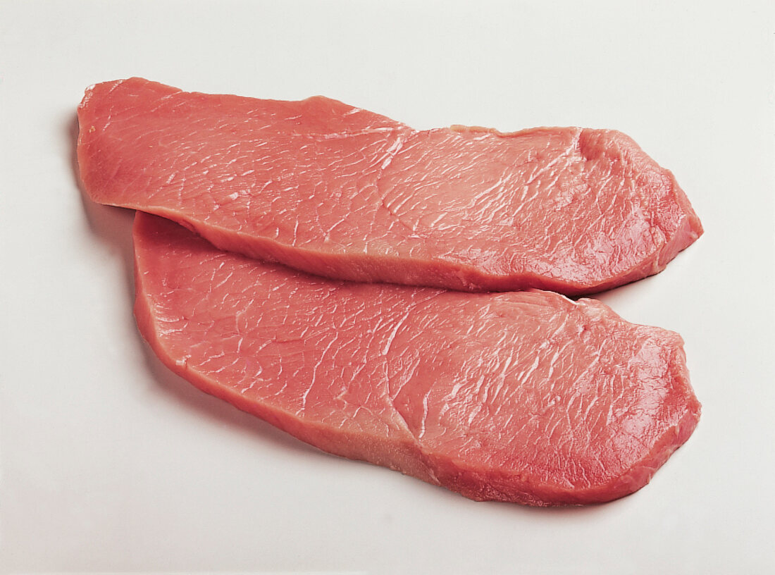 Fleisch, 2 rohe Kalbsschnitzel aus der Oberschale geschnitten